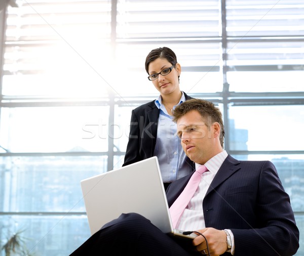 Affaires sérieux maturité séance utilisant un ordinateur portable ordinateur [[stock_photo]] © nyul