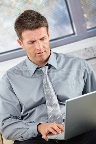 Geschäftsmann arbeiten Laptop smart eingeben Tastatur Stock foto © nyul