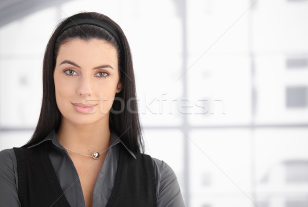Közelkép portré vonzó vonzó nő sötét haj mosolyog Stock fotó © nyul