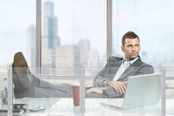 Zdjęcia stock: Biznesmen · myślenia · przypadkowy · posiedzenia · biurko · biuro