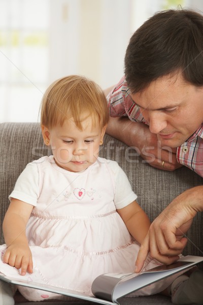 Stock foto: Vater · Baby · Lesung · Buch · Sofa · Kleinkind