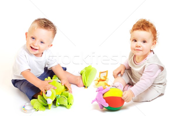 Copii joacă jucării băiat fată Imagine de stoc © nyul