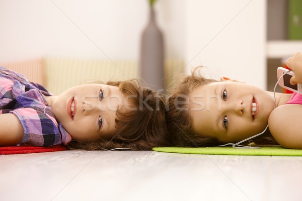 Portré aranyos iskolás lányok zenét hallgat közelkép headset Stock fotó © nyul
