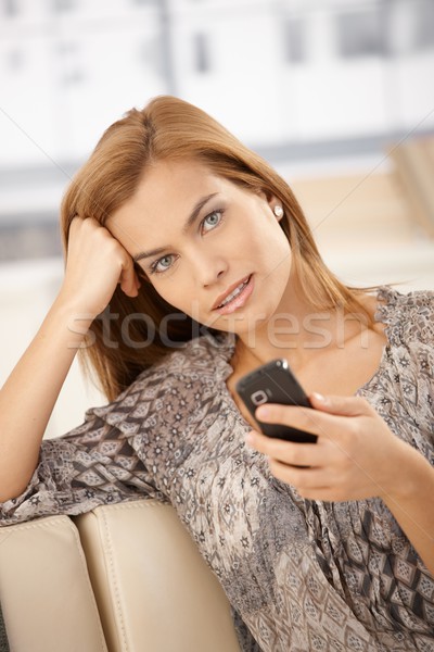 Portré gyönyörű nő mobiltelefon tart kéz ül Stock fotó © nyul