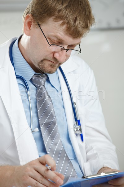 Foto stock: Doctor · de · sexo · masculino · de · trabajo · médicos · oficina · primer · plano · grave