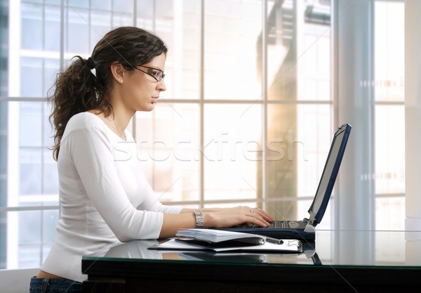 Kobiet pracownik biurowy młodych ekranie komputera Zdjęcia stock © nyul