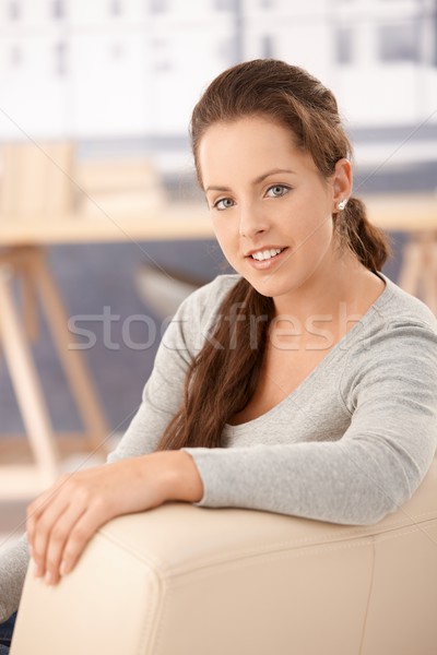 商業照片: 肖像 · 漂亮 · 女孩 · 坐在 · 沙發 · 微笑