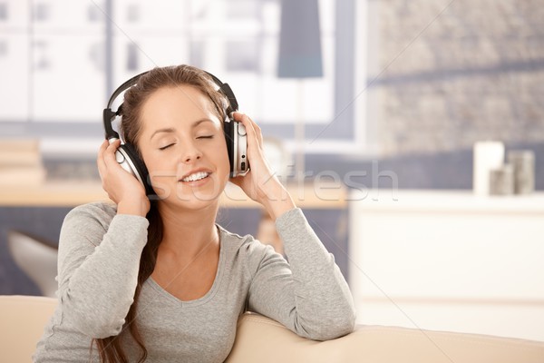 年輕女子 享受 音樂 頭戴耳機 聽音樂 家 商業照片 © nyul