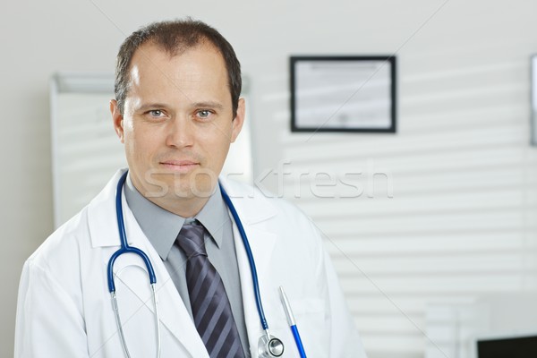 [[stock_photo]]: Portrait · médecin · de · sexe · masculin · médicaux · bureau · regarder