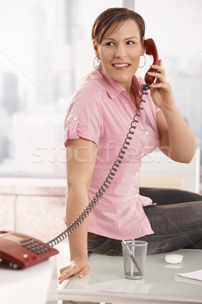 商業照片: 職員 · 說 · 電話 · 隨便 · 坐在 · 辦公桌