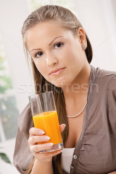 Stockfoto: Jonge · vrouw · drinken · sinaasappelsap · portret · mooie
