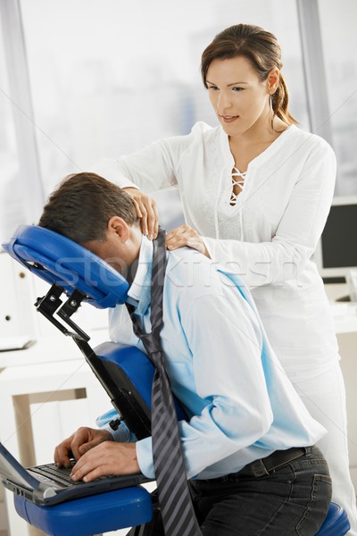 Zakenman massage kantoor vergadering stoel Maakt een reservekopie Stockfoto © nyul