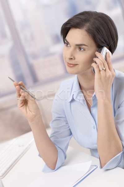 Foto stock: Femenino · profesional · teléfono · móvil · llamada · oficina