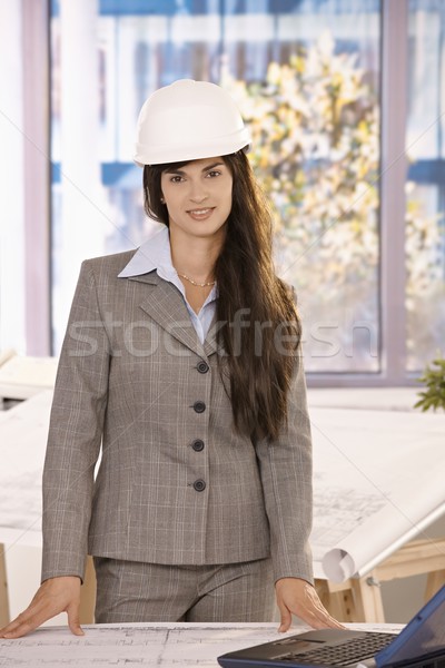 Kobieta interesu długo ciemne włosy kask stałego biuro Zdjęcia stock © nyul