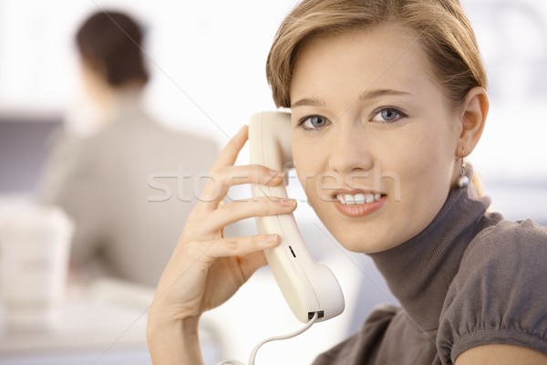 [[stock_photo]]: Jeune · femme · parler · téléphone · portrait · regarder