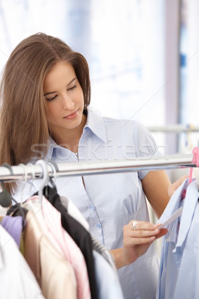 Cumpărături zâmbitor haine preţ etichetă Imagine de stoc © nyul