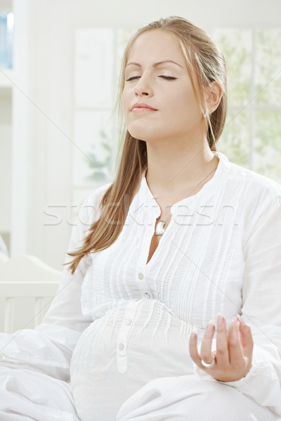 Femeie gravida yoga pozitie şedinţei nou Imagine de stoc © nyul