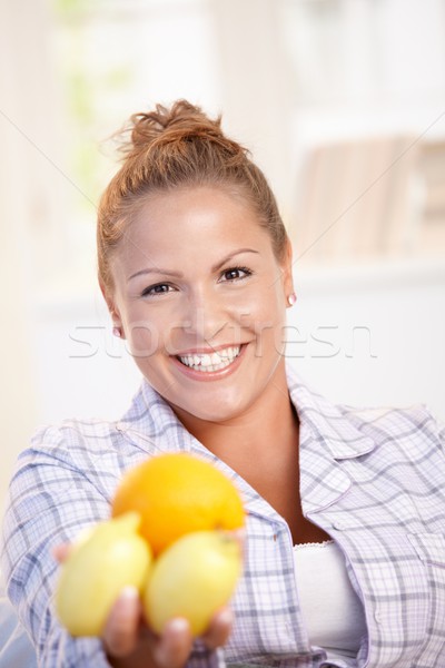 Portret jonge vrouw citroenen hand glimlachend Stockfoto © nyul