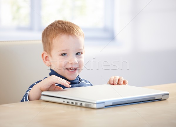 Adorável pequeno menino sorridente sessão tabela Foto stock © nyul
