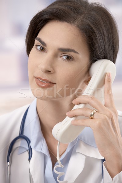 ストックフォト: 女性 · 医師 · 電話 · 魅力的な · 白人 · 話し