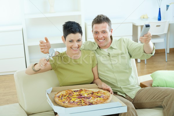 Foto d'archivio: Felice · Coppia · mangiare · pizza · seduta · divano