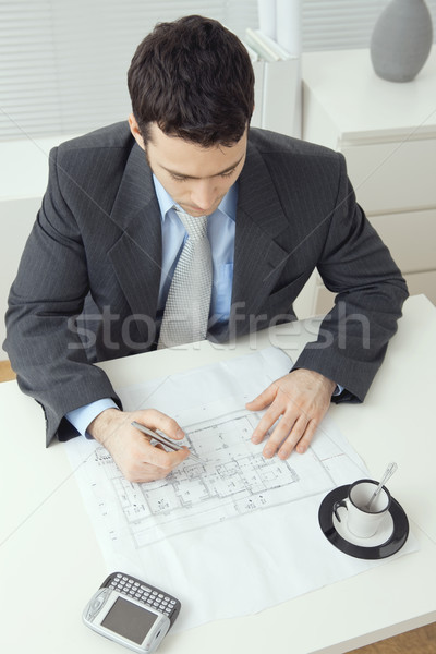 építész dolgozik asztal visel szürke öltöny Stock fotó © nyul