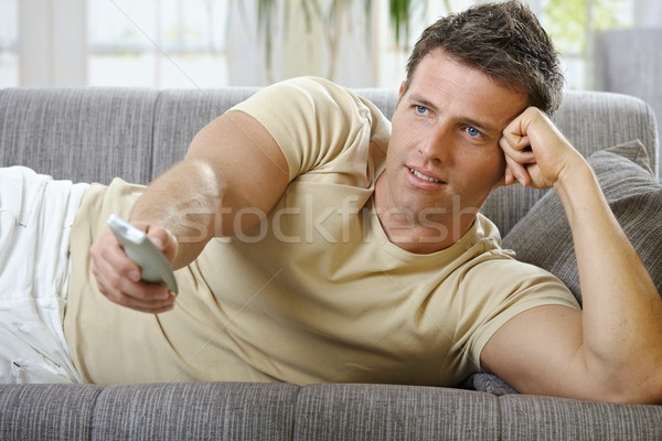 Glimlachend man sofa knappe man dragen Stockfoto © nyul