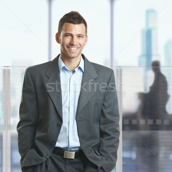 Fericit om de afaceri ocazional în picioare mâini buzunar Imagine de stoc © nyul