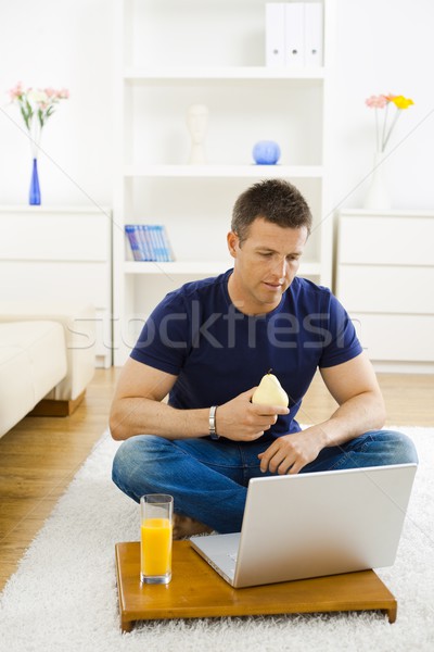 Férfi dolgozik otthon lezser fiatalember laptop Stock fotó © nyul