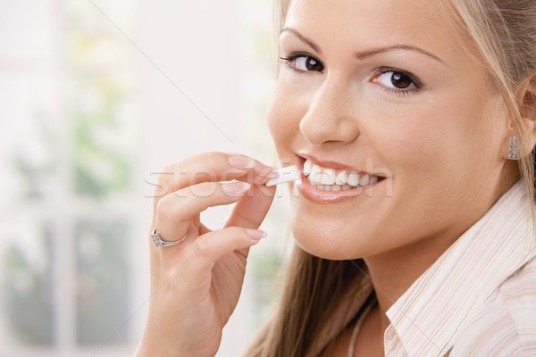 Foto stock: Mujer · hermosa · comer · goma · hermosa