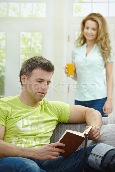 [[stock_photo]]: Couple · maison · homme · jambe · cassée · canapé · lecture