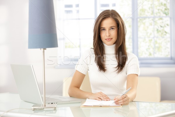 Smart kobieta pracy domu posiedzenia elegancki Zdjęcia stock © nyul