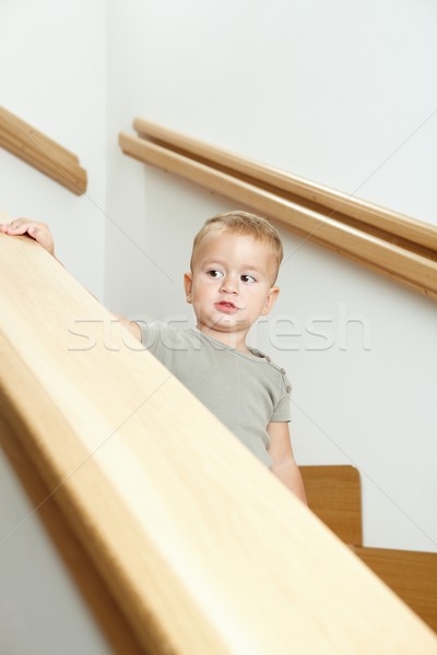 [[stock_photo]]: Peu · garçon · escalier · permanent · escaliers · regarder