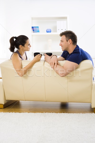 Cuplu potabilă cafea acasă şedinţei Imagine de stoc © nyul