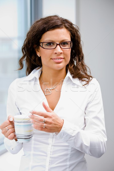 Donna d'affari bere caffè giovani imprenditrice piedi Foto d'archivio © nyul