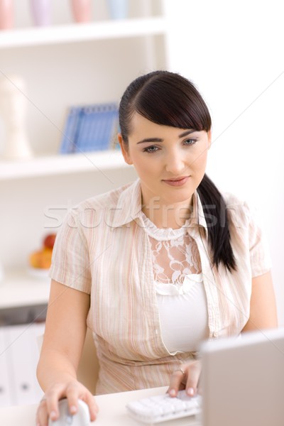 Nő dolgozik otthon fiatal nő laptopot használ számítógép egér Stock fotó © nyul