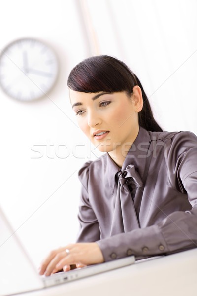 Kobieta interesu pracy laptop laptop biuro uśmiech Zdjęcia stock © nyul