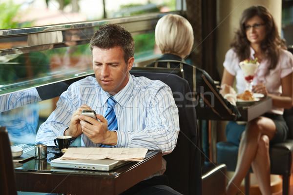 [[stock_photo]]: Affaires · mobiles · café · séance · table · téléphone · portable