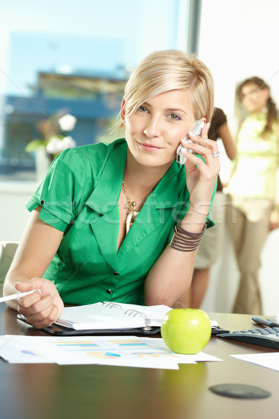 Jungen Geschäftsfrau sprechen mobile Sitzung Schreibtisch Stock foto © nyul