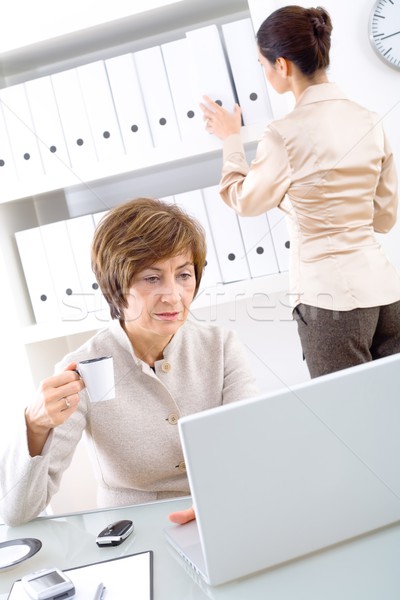 Mujer de negocios ayudante altos jóvenes de trabajo oficina Foto stock © nyul