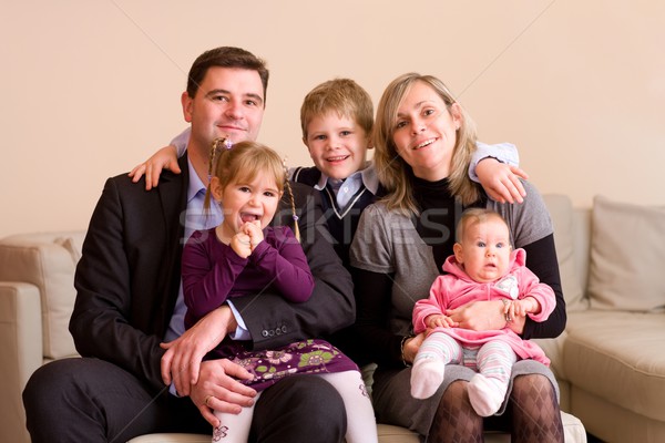 Familia feliz retrato sesión sofá casa sonriendo Foto stock © nyul