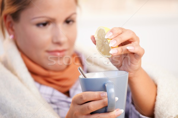 Mulher jovem gripe potável chá sentimento ruim Foto stock © nyul