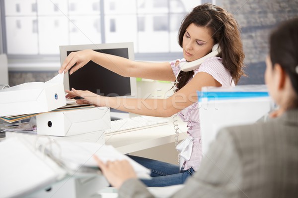 Fiatal irodai dolgozó telefon elfoglalt vonzó beszél Stock fotó © nyul