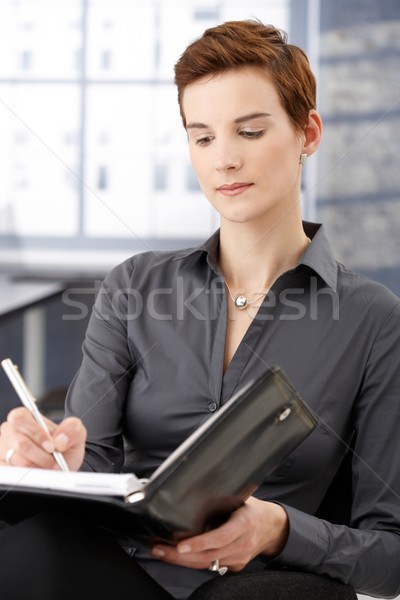 Geschäftsfrau Aufnahme Notizen persönlichen Veranstalter Büro Stock foto © nyul