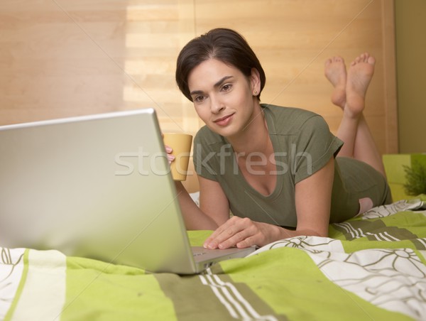 Stockfoto: Vrouw · naar · computer · bed · laptop · computer · koffie