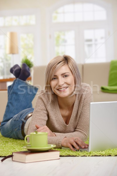 Imagine de stoc: Fericit · femeie · folosind · laptop · acasă · atractiv · tineri
