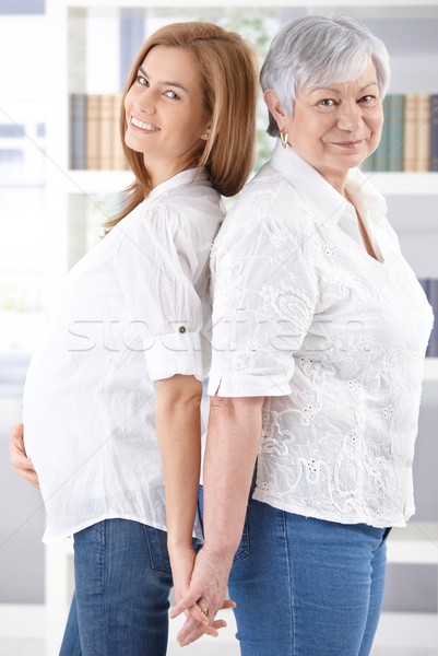Starszy matka ciąży córka uśmiechnięty szczęśliwie Zdjęcia stock © nyul