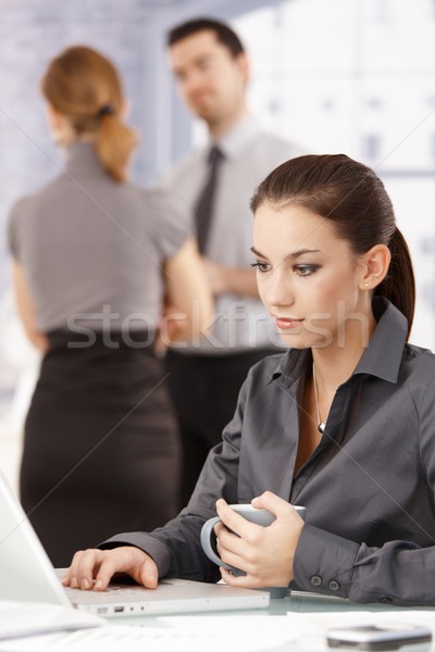 Foto stock: Mujer · atractiva · usando · la · computadora · portátil · oficina · jóvenes · colegas