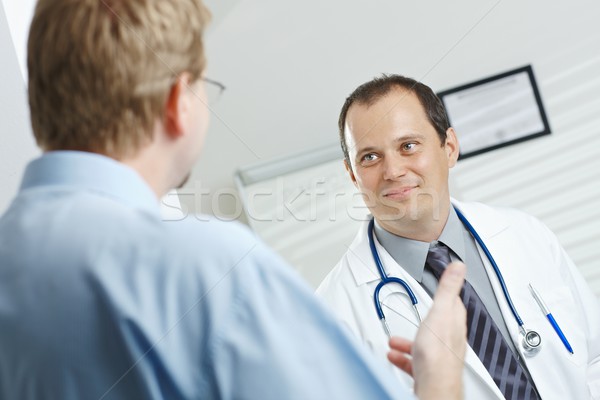 [[stock_photo]]: Médecin · patient · parler · médicaux · bureau · souriant