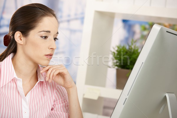 [[stock_photo]]: Fille · bureau · occupés · travail · joli · ordinateur